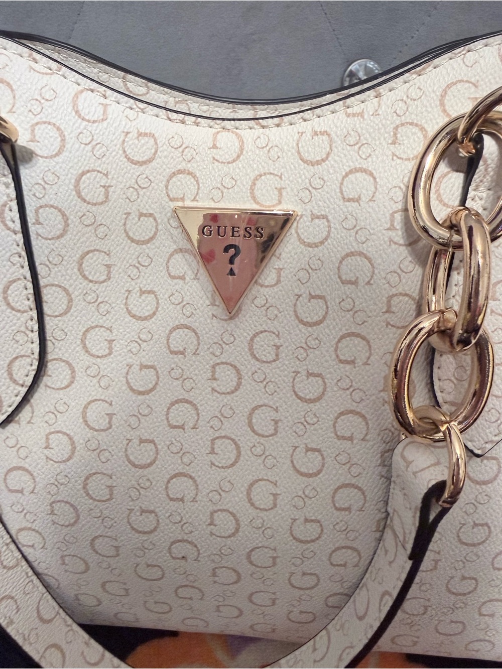 Guess White Monogram Shoulder Bag with Gold Chain Details - Picture 6 of 16